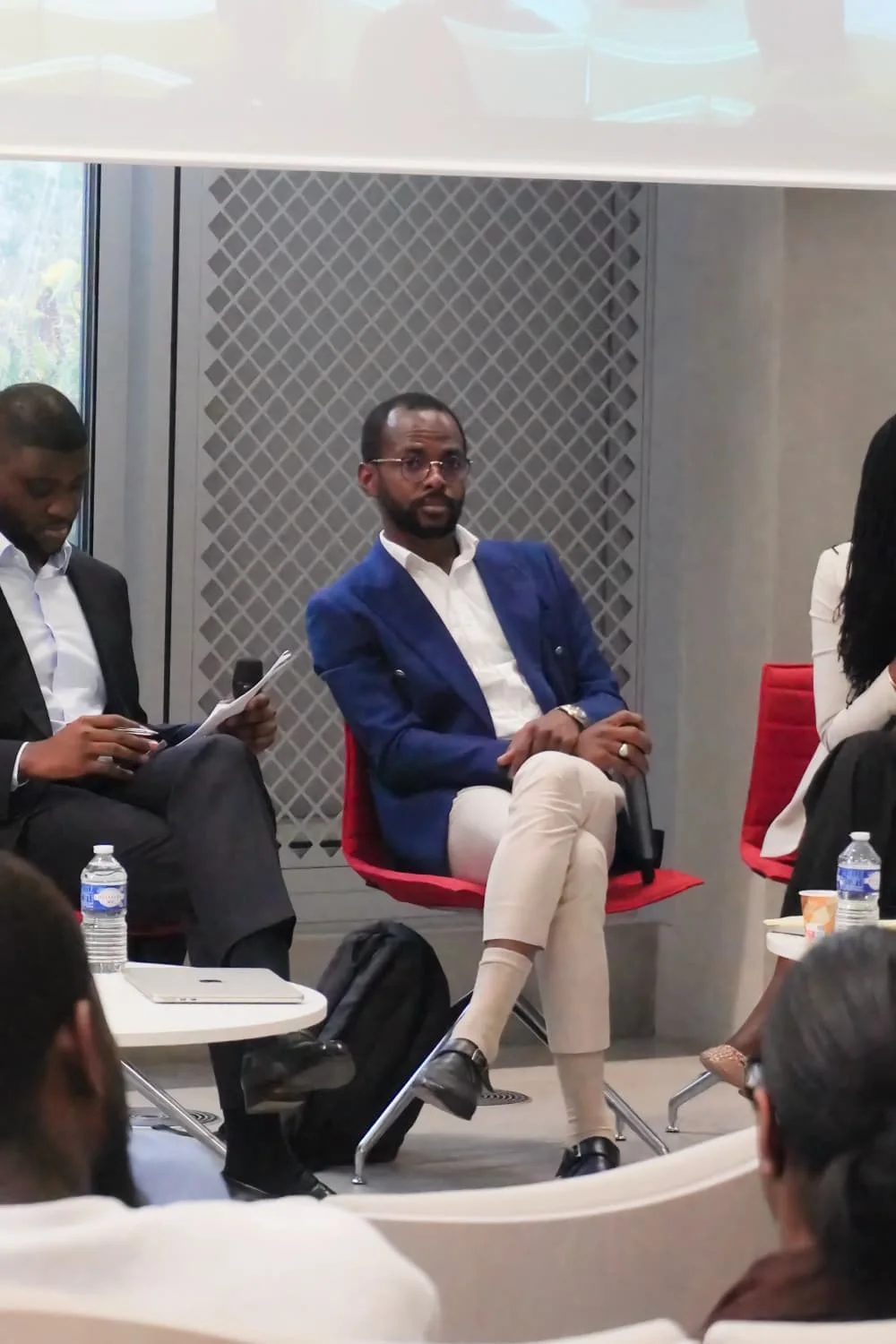Aboubacar Siddick Sylla assis pendant une table ronde consacrée à la ZLECAf